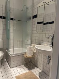 y baño con lavabo, ducha y aseo. en Stilvolle Luxus City-Apartment en Viersen