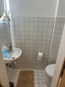 y baño con lavabo y aseo. en Stilvolle Luxus City-Apartment en Viersen