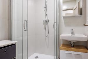 W łazience znajduje się prysznic i umywalka. w obiekcie 2 bedrooms apartment with kitchen near the subway w Pradze