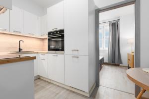 Η κουζίνα ή μικρή κουζίνα στο 2 bedrooms apartment with kitchen near the subway +7 φωτογραφίες