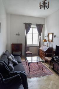 Una sala de estar con un sofá y una mesa de cristal. en Royal Castle appartment 2 rooms and kitchen 55sqm, en Varsovia