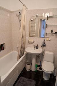 Un baño con lavabo, inodoro y bañera. en Royal Castle appartment 2 rooms and kitchen 55sqm, en Varsovia