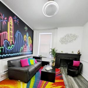 sala de estar con sofá y alfombra colorida en Coaster Heaven, Mins to CP & SF, King/WD/Pet OK, en Sandusky