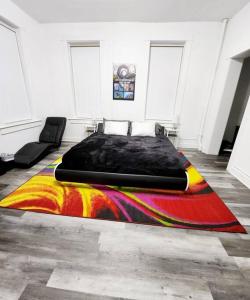 een slaapkamer met een bed met een kleurrijke deken bij Coaster Heaven, Mins to CP & SF, King/WD/Pet OK in Sandusky