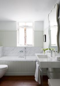 アルフリストンにあるThe Starの浴槽と洗面台のある白いバスルーム