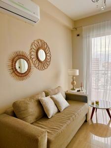 a living room with a couch and a mirror at Departamento moderno con vistas al rio Paraná. in Corrientes