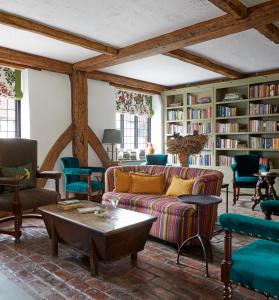 アルフリストンにあるThe Starのリビングルーム(ソファ、本棚付)