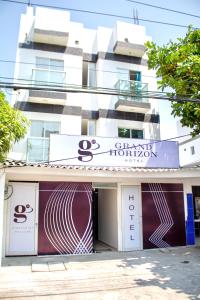 ein Gebäude mit einem Schild auf der Vorderseite in der Unterkunft Hotel Grand Horizon Rodadero in Santa Marta