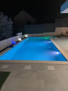 Bazén v ubytování Villa Skyline- near beach and city center with heated pool nebo v jeho okolí