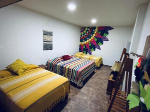 1 dormitorio con 2 camas en una habitación en Hotel Hacienda Huasteca en Aquismón