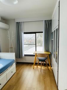 Urasa Cottage @ Snow Countryside في Minami Uonuma: غرفة نوم مع مكتب وسرير ونافذة