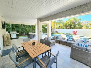 Posezení v ubytování Ocean Star! 7 Bdrms, 7 Baths! Beaches less than 5min walk to beach!