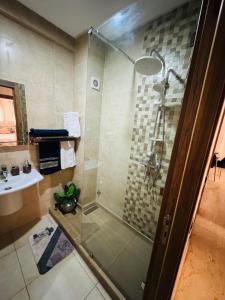 a bathroom with a shower and a sink at Guéliz l’hivernage nour5 in Marrakech