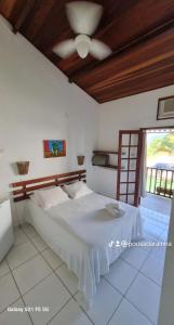 een slaapkamer met een bed en een plafondventilator bij Pousada Rainha do Mar in Paraty