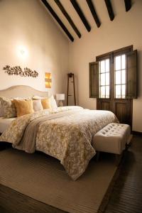 Un dormitorio con una cama grande y una ventana en Santa Lucía Casa Hotel, en Villa de Leyva