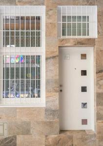 a building with a white door and a window at CASA ALTA LOFT in Málaga
