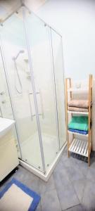 um chuveiro com uma caixa de vidro na casa de banho em Coastal Living in a Gorgeous House in Moonta Bay em Port Moonta