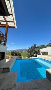 una piscina de agua azul en una casa en Villa Blanca Constanza, en Constanza