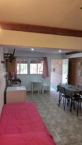 a living room with a table and a kitchen at Lo de Lili Departamentos Mina Clavero in Mina Clavero
