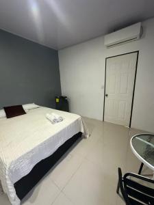 Cama ou camas em um quarto em Manuel Antonio Inn Paradise