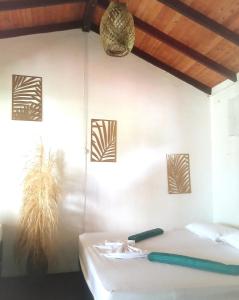 a room with two beds and a ceiling at Casa Yemaya in Necoclí