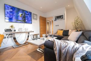 a living room with a couch and a table at Marble Arch Penthouse 1 Bed in London