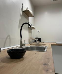 una cocina con fregadero y un tazón negro en Apartamentos Corredera 2, en Arcos de la Frontera