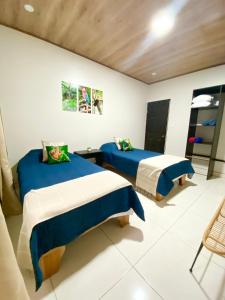 duas camas num quarto com azul e branco em Apartamentos H Gonzalez. Wifi A/C free parking em San Rafael