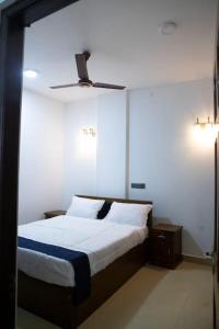 1 dormitorio con 1 cama y ventilador de techo en Golden Residencies - Colombo - 3 Bed Apartment, en Colombo