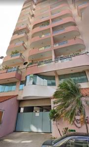 Golden Residencies - Colombo - 3 Bed Apartment في كولومبو: مبنى طويل عليه نخلة