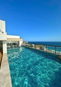 - une piscine avec vue sur l'océan dans l'établissement Studio com vista do Mar em Salvador/Ba, à Salvador