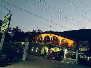 un edificio con un restaurante con balcón en Hotel Hacienda Huasteca en Aquismón