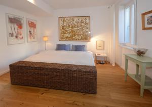1 dormitorio con 1 cama grande y 1 mesa en Pfalz-Dorfhaus, en Burrweiler