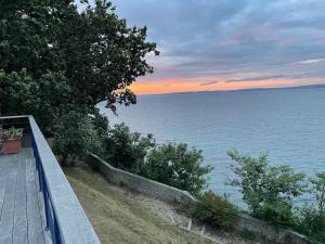 ein Blick auf das Meer bei Sonnenuntergang von einem Deck in der Unterkunft Ty Domovoï, vue mer in Douarnenez + 39 Fotos