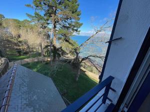 ein Blick auf das Meer vom Balkon eines Hauses in der Unterkunft Ty Domovoï, vue mer in Douarnenez