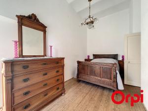 ein Schlafzimmer mit einer Kommode und einem Spiegel darauf in der Unterkunft Appartement Menton, 2 pièces, 2 personnes - FR-1-647-28 in Menton