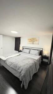 um quarto com uma cama grande num quarto em 2 Bedroom Basement Suite in the heart of Laval em Laval