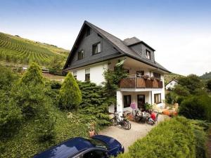 een huis met een auto ervoor geparkeerd bij Inviting apartment in Partschins Rabland in Enkirch