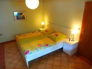 een slaapkamer met een bed en twee nachtkastjes bij Inviting apartment in Partschins Rabland in Enkirch