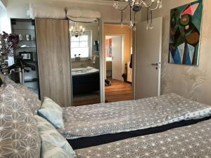 een slaapkamer met een bed en een badkamer met een spiegel bij Holiday apartment in Southern Alps in Haffkrug