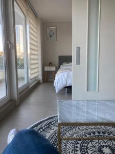 1 dormitorio con cama y mesa de cristal en Dunas costa concon, en Concón