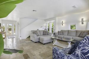 Holley House home في كابتيفا: غرفة معيشة مع أريكتين وطاولة +39 صورة