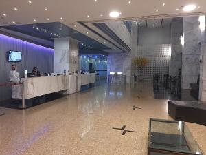 a lobby with a reception desk in a building at Flat Brasília 50m2 com varanda in Brasilia +41 photos