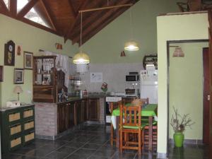 マル・デ・アホにあるLa casa del búhoの緑の壁のキッチン(テーブル、椅子付)