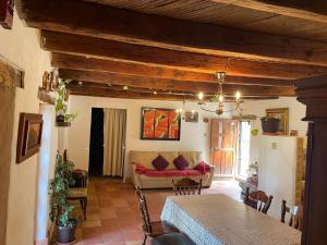 ein Wohnzimmer mit einem Sofa und einem Tisch in der Unterkunft Ventana Al Desierto in Real de Catorce