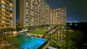 贝克西Trivium Terrace Apartment Lippo Cikarang EJIP -Min Stay 3 Nights-的享有带游泳池的大型建筑的景致
