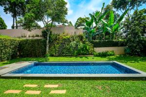 - une piscine dans la cour d'une maison dans l'établissement Andaru Graha Puspa For Family and Friends, à Bandung
