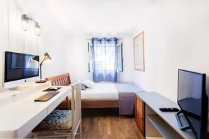 - une chambre avec un lit et un bureau avec un ordinateur dans l'établissement Holiday house with a parking space Split - 22315, à Split