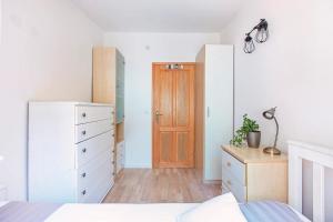 una camera con letto e porta in legno di Holiday house with a parking space Split - 22315 a Spalato (Split)