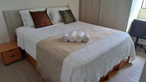 ein Schlafzimmer mit einem Bett mit zwei Handtüchern darauf in der Unterkunft Apartamento em Maceió com vista para o mar in Maceió